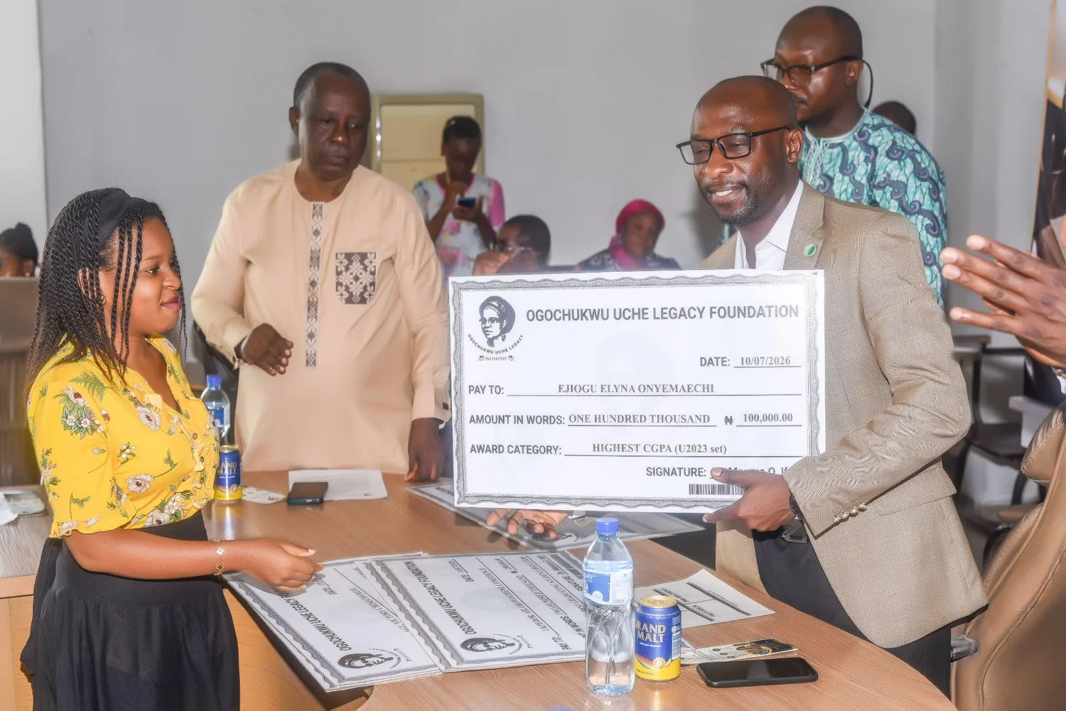 Academic excellence award presentation at an OULI event